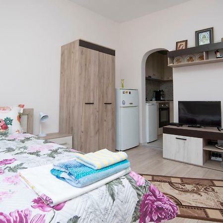 Lynn'S Oasis-Ocean Touch In Core Downtown Apartment Burgas Bagian luar foto