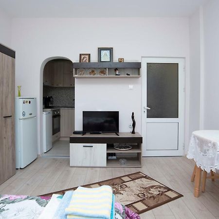 Lynn'S Oasis-Ocean Touch In Core Downtown Apartment Burgas Bagian luar foto
