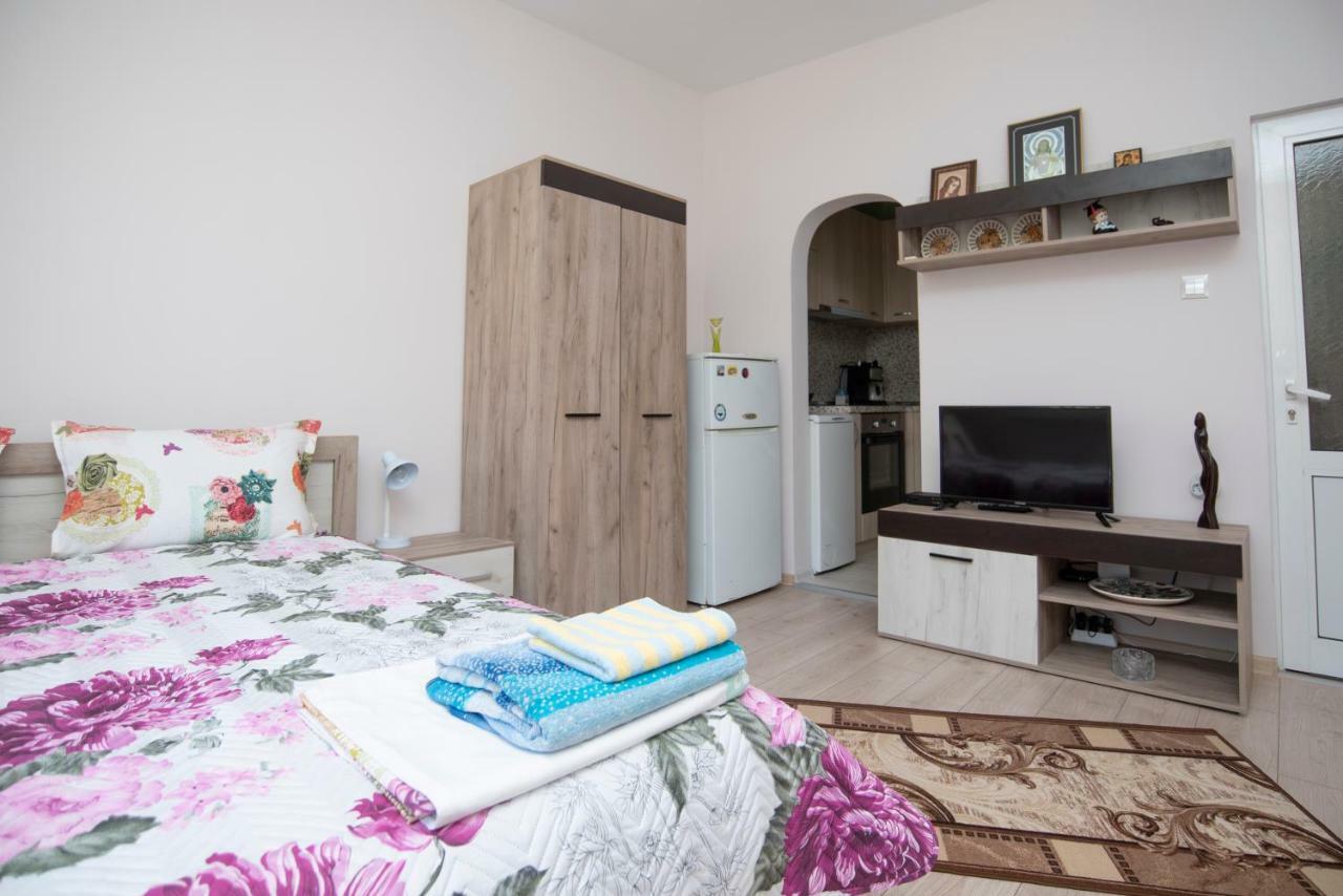 Lynn'S Oasis-Ocean Touch In Core Downtown Apartment Burgas Bagian luar foto