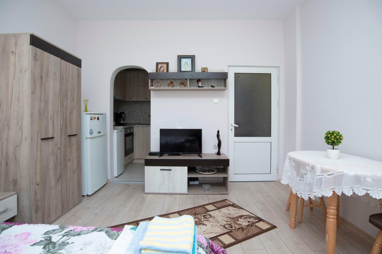 Lynn'S Oasis-Ocean Touch In Core Downtown Apartment Burgas Bagian luar foto