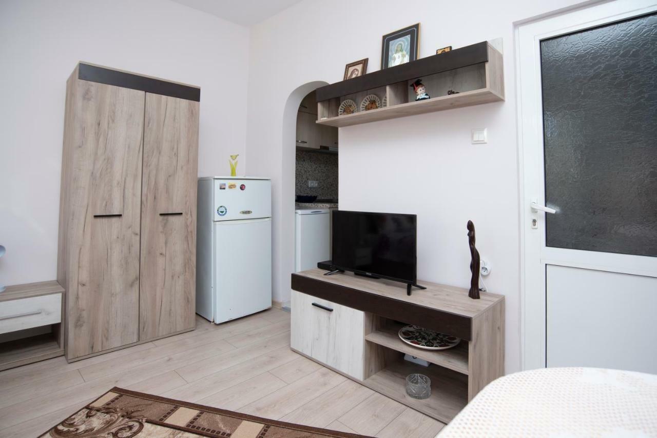 Lynn'S Oasis-Ocean Touch In Core Downtown Apartment Burgas Bagian luar foto