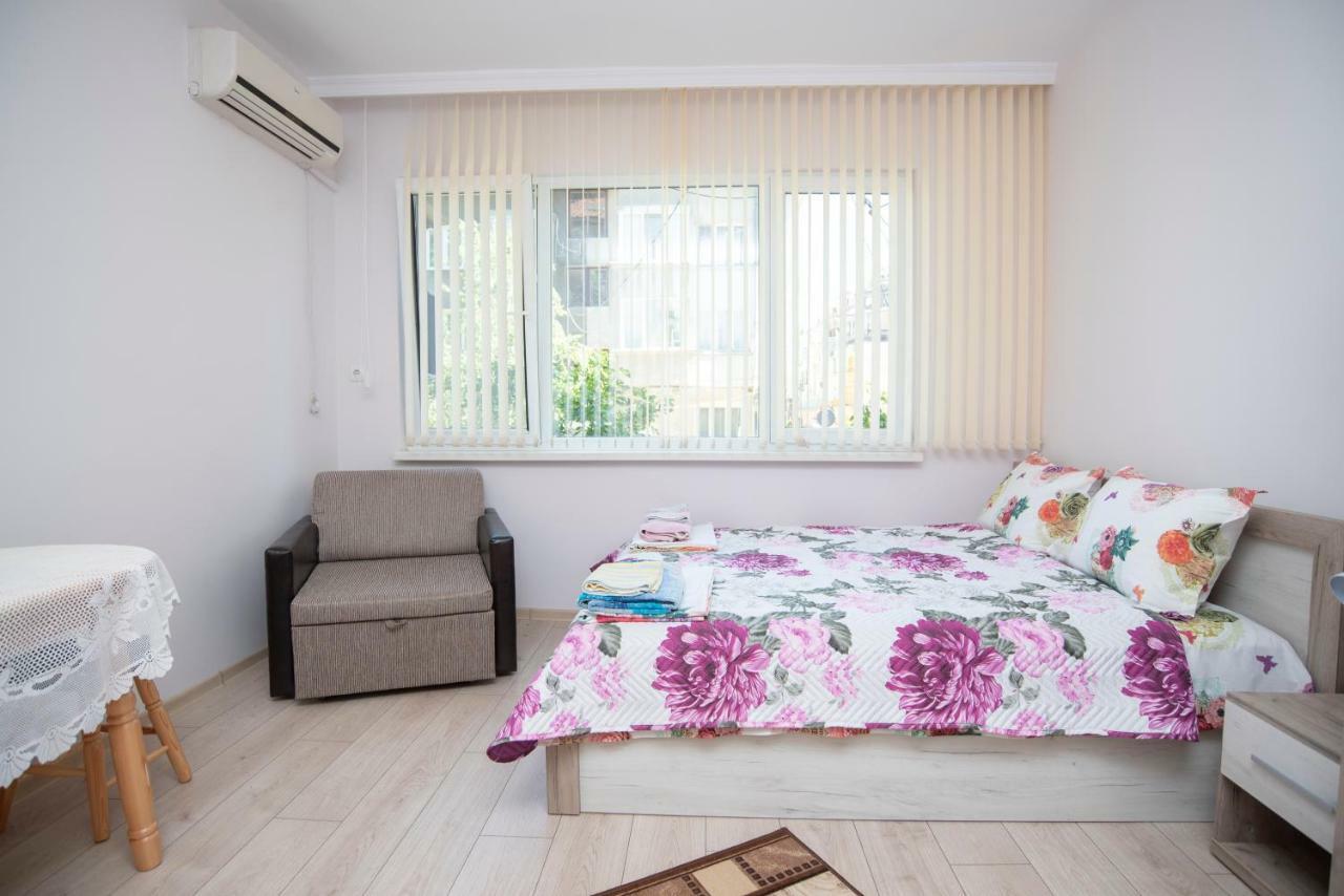 Lynn'S Oasis-Ocean Touch In Core Downtown Apartment Burgas Bagian luar foto